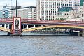 Vorbeifahrt an der Vauxhall Bridge, im Hintergrund standen wir 2 Tage vorher an der Installation auf den Steinen, jetzt komplett im Wasser.